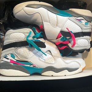 Gently worn Jordan. Grab this great deal.